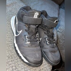 2.5 Youth Nike shoes